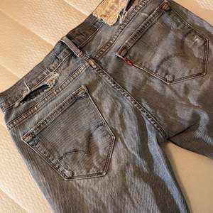 Blå slitna Levis jeans köpta på Sellpy. De var tyvärr en storlek för liten så jag säljer nu vidare. Coola slitningar både fram och bak! Kan skicka fler bilder💓💓 frakt ingår ej!