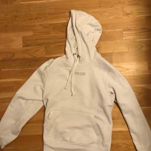 Vit unik hoodie med tryck, köpt från ett UF-företag. Köpt för 350kr. Nopprig därav det billiga priset. Storlek S.