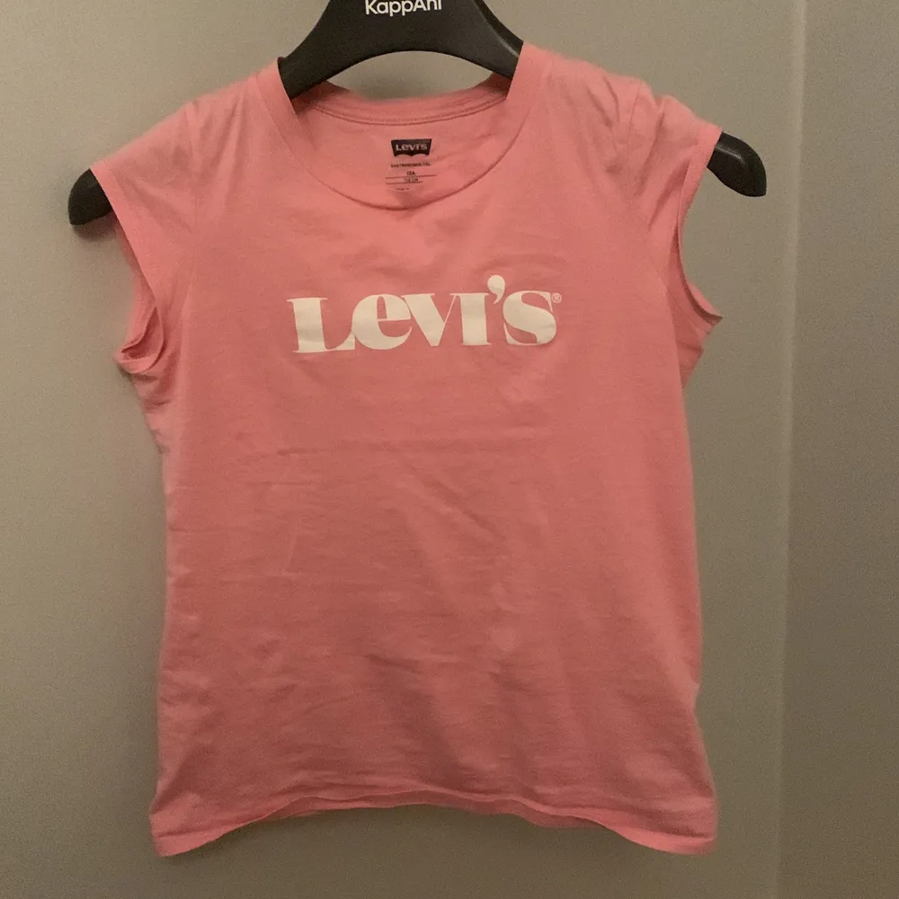 En väldigt fin Levis tröja är i storlek 152 men ganska tajt💗. T-shirts.