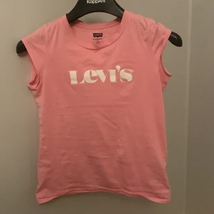 Levis tröja - En väldigt fin Levis tröja är i storlek 152 men ganska tajt💗