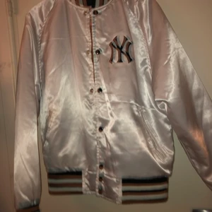New York Yankees jacka  - New York Yankees jacka som jag köpte här på plick men aldrig kom till användning. Hon ja köpte den av hade använt den ett fåtal gånger och jag har aldrig använt den. Så jätte bra skick. 