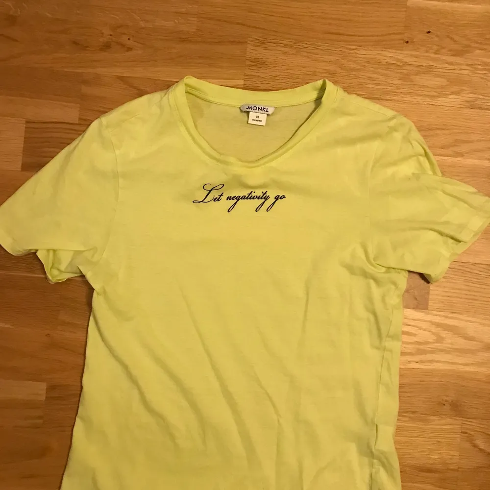 Neonfärgad tshirt från Monki i storlek XS. . T-shirts.