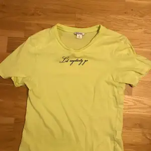 Neonfärgad tshirt från Monki i storlek XS. 