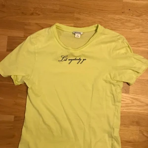 Tshirt - Neonfärgad tshirt från Monki i storlek XS. 