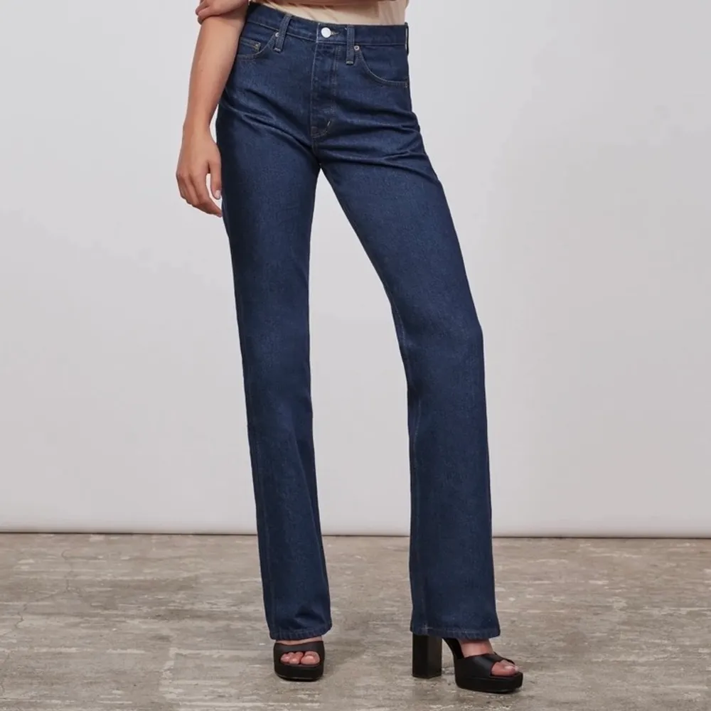 Säljer ett par jeans från Zara, ”Zara 70s bootcut jeans”. Mina är i stolek 40, jag har 38 i alla mina andra byxor men Zara är lite annurlunda storlekarna:) Använda Max 5 gånger så de är fortfarande i fint skick!😊 . Jeans & Byxor.