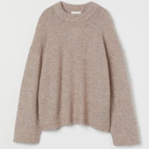 Tröja - Säljer denna jättesnygga tröjan från H&M. Den är helt slutsåld. Säljer pga jag använder den inte så mycket som jag önskat💕