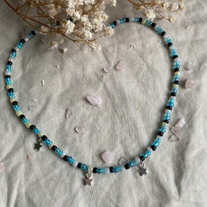 Halsband  - Äntligen har jag gjort fler av dessa som ni har tjatat !!!!  Halsband med 3 sjärnberlocker i silver färg med silver lås ! Halsbandet är 35cm långt ! 🦋🦋 frakten kostar 14kr 