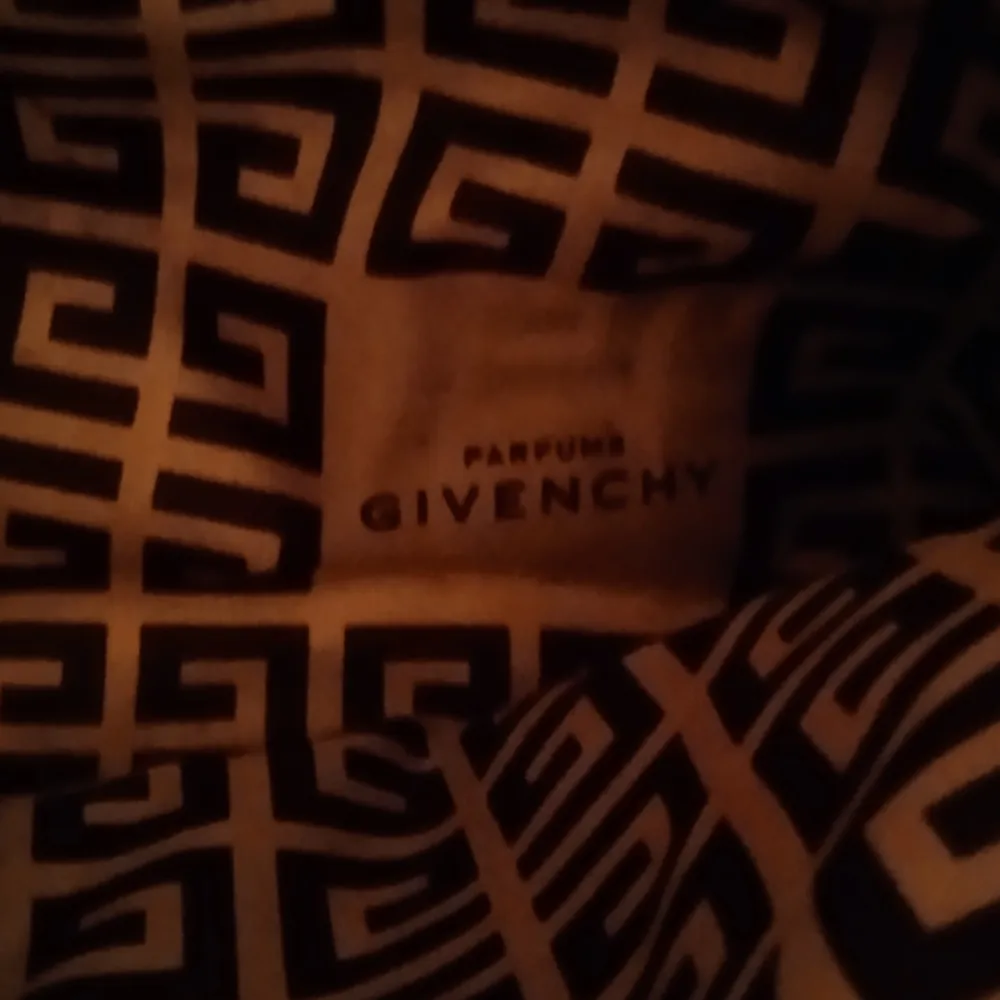 En trevlig väska från Givency, något använd men i mycket gott skick.. Väskor.