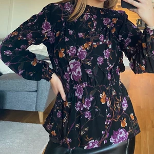 Blommig blus storlek S - Såå fin blus som jag inte får användning av så mycket tyvärr😢 tung och rejäl i tyget! Storlek S, frakt tillkommer ❣️
