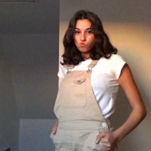 Beiga hängselbyxor  - SÅ SNYGGA beiga hängselbyxor!! Väldigt 90-tal och Friends-aktiga och byxorna sitter bra om rumpan och är lite vida i benen! Passar till allt men kommer tyvärr inte till användning för mig🤍