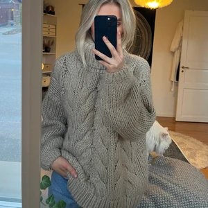 Stickad tröja  - Fin och mysig stickad tröja från Na-kd. Har använts därav lite ”noppig” annars jätte fin och mjuk. Storlek XXS/XS men är oversized så passar allt från XS-M. Säljes för 150kr + frakt. 