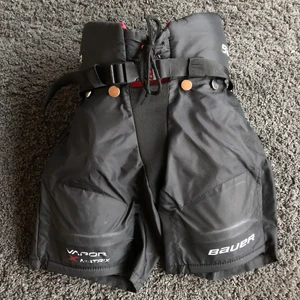 Hockeybyxor - Svarta hockybyxor utvändigt och röda inuti. 