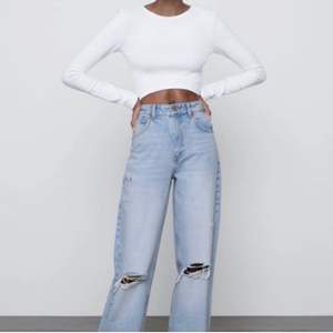 Säljer dess oanvända jeans från Zara. Nypris 259kr Meddela för mer bilder
