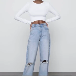 Jeans - Säljer dess oanvända jeans från Zara. Nypris 259kr Meddela för mer bilder