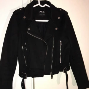 Mockajacka Zara - Super snygg jacka i mocka från Zara. Aldrig använd bara testad Storlek S passar även XS