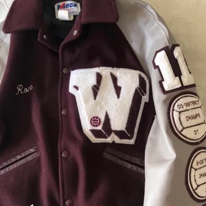 Varsity jacka - Säljer denna varsity jacka i storlek S, den sitter oversize på mig som brukar ha S-M. Den är superfin och puffar till alla outfits. Den är från en amerikansk elev och köptes för 1400 men kan tänka mig sälja för 799 vid smidigt köp💓💓Tveka inte vid frågor. Jättebra skick