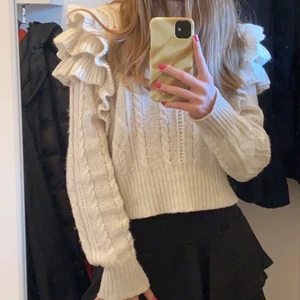Stickad tröja  - Jätte fin stickad tröja med volang detaljer. Jag tycker inte att den är stickig som vissa stickade tröjor kan vara men det beror ju själv på vad man upplever som stickigt. Köpt här på Plick för inte alls länge sedan men knappt använd, där av säljer jag. Inga defekter! Frakt tillkommer. 💕 skriv gärna vid frågor. 