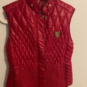 Burberry väst i storlek S  - En röd burberry väst med guld detaljer. 