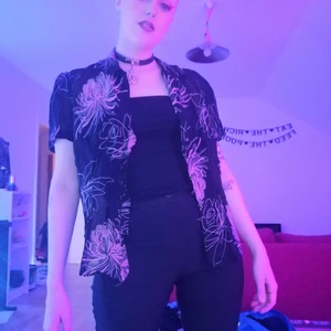 Mesh blus retro - Superhärlig blus/skjorta, köpt second hand men är i toppenskick! Storlek 42, jag tycker den är häftig att ha som en oversized skjorta men jag tror nog att den skulle vara fin även som en mer figurnära blus. Frakt tillkommer, priset kan diskuteras! 