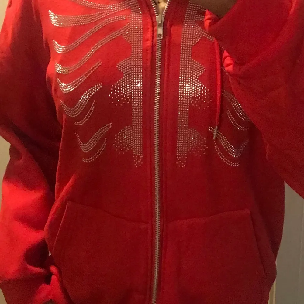 LĂGGER UPP IGEN PGA OSERIĂSA KĂPARE *FĂRSTA BILDEN ĂR LĂ
NAD!!* *KĂP DIREKT FĂR 350kr!!*Buda inte om du inte svarar sedan! SĂ€ljer denna jĂ€tte fina och helt nya zip upen som jag tyvĂ€rr mĂ„ste sĂ€lja. Som sagt Ă€r den helt ny och det originala pakteket finns fortfarande kvar. Vill bli av med den sĂ„ snabbt som möjligt dĂ€rav priset. Den Ă€r oversized pĂ„ mig som Ă€r XS/Sđ. Hupparit & Collegepaidat.