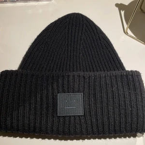 Acne mössa - Säljer min svarta acne mössa köpt vintern 2020 för 1100 på NK, skick 9/10, pris kan diskuteras DIREKT PRIS: 800 kr. Skriv till mig för mer bilder osv💕