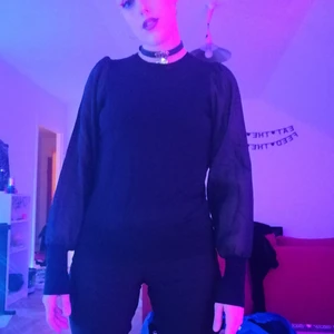 Sweatshirt med mesh - Säljer denna svinsnygga tröja då den inte används så ofta som jag hade önskat. Har bara använt den kanske 3-4 gånger så den är i toppenskick! Ärmarna är i lite transparent mesh och tyget på torson är supermjukt och skönt. Den mjuka delen är stretching också! Frakt tillkommer, priset kan diskuteras! 