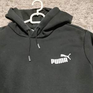 En svart Puma hoodie i storlek xs
