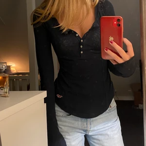 Långärmad tröja - Jätteskön långärmad tröja med knappt ifram som går att knäppa upp. Tycker det är så najs att den är ganska lång i ärmarna. Lite spets högst upp i ryggen. Storlek xs men ganska stretchig. Frakt tillkommer 👍👍👍