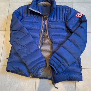 Canada goose jacka  - Jackan är i storlek medium men sitter relativt bra på de flesta storlekarna pga justeringar man kan göra på jackan. Jackan har ett hål på ryggen som man enkelt kan fixa hos en skräddare, annars inget annat. Mer bilder i dm!!