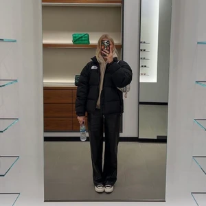 The north face puffer jacket 700 - Nu säljer jag min fina North face jacka som jag köpte på The north face hemsida i höstas. (2 första bilderna är lånade) Skicka ifall ni vill ha fler bilder på jackan. Som ny. Inga märken eller liknande. XS i män så passar perfekt på en xs-m tjej. Startar budet vid 1200 så buda med minst 100 imellan