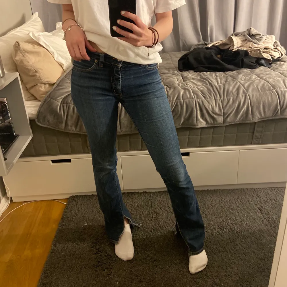 Säljer dessa skitsnygga vintage acne jeans med egengjord slit, står ingen storlek men passar XS, eller storlek 32/34 bra! Är 163 cm och dessa är perfekta i längden för mig! . Jeans & Byxor.