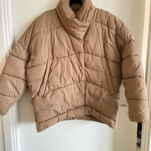 Pufferjacket  - Varm och snygg pufferjacket från BikBok. Oversized modell med droppade axlar. Sitter väldigt snyggt på <3 