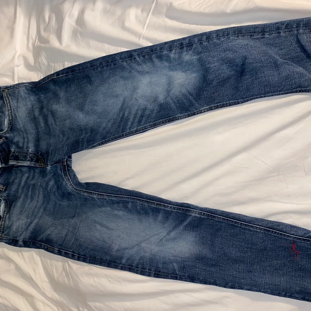 Ett par blå jack and Jones jeans använda men i väldigt bra skick. Det är man byxor men har själv använt dem mycket.💖Kontakta mig för fler bilder och pris kan diskuteras!!🤗❤️. Jeans & Byxor.