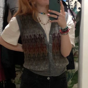 Väst - Stickad väst köpt på Beyond Retro. Sitter ganska tight