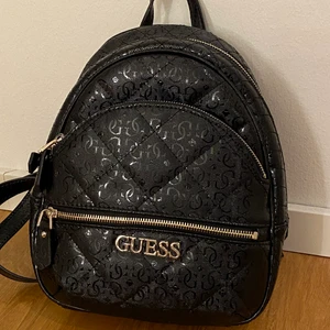 Guess ryggsäck - Säljer denna super fina ryggsäck från guess! Den är helt oanvänd och prislappen sitter kvar🤩 den har tre fack med flera olika innerfack! Skriv om du har frågor❤️