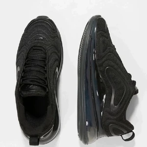 Nike air Max 720 - Säljer mina Nike air Max 720 som är väldigt sparsamt använda! Storlek 41 men passar även en 40! Priset kan vid snabb affär diskuteras! Egna bilder kan självklart fixas