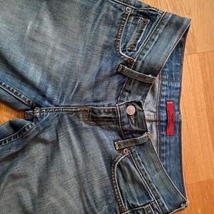 Säljer dessa så snygga lågmidjade vintage bootcut jeans från Levis! W:27 L:32 Modell: 557 Kontakta mig för fler bilder  eller andra frågor! Kan mötas upp i Stockholm annars står köparen för frakt💕