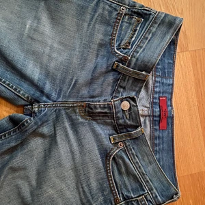 Lågmidjade Levis jeans!  - Säljer dessa så snygga lågmidjade vintage bootcut jeans från Levis! W:27 L:32 Modell: 557 Kontakta mig för fler bilder  eller andra frågor! Kan mötas upp i Stockholm annars står köparen för frakt💕