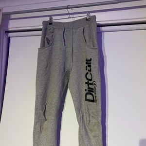 Dirtcult mjukisbyxor grå - Grå Dirtcult mjukisbyxor, använt fåtal gånger. Storlek S men lite stor i storleken enligt mig. 