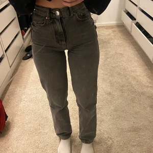 Gråa jeans - Gråa 90s jeans ifrån Gina tricot i storlek 30 PETITE, typ aldrig använda för var för små för mig💗