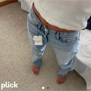 Obs första bilden lånad andra mina! Säljer dessa sjukt snygga och trendiga jeans från Zara. Dom är helt slutsålda på hemsidan. Superbra skick och inga defekter. Jag är själv 161 och passar mig, men längre kan också ha dom. Säljer endast vid bra bud!! Skriv vid intresse eller om du vill ha flera bilder!🤍🤍