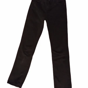 Svarta Levi’s jeans strlk 28X32 - FRAKT INGÅR I PRISET! Slim leg modell, går att tvätta stryka och torktumla, ett av mina favoritplagg men har vuxit ur dem och de behöver ett nytt hem ♥︎ 