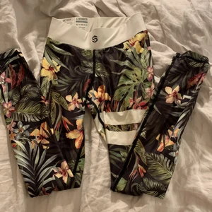 Stronger byxor - As coola byxor från stronger med ”djungelmotiv”💞🙌🏼Säljer då de är för små men i väldigt fint skick!!💞💞