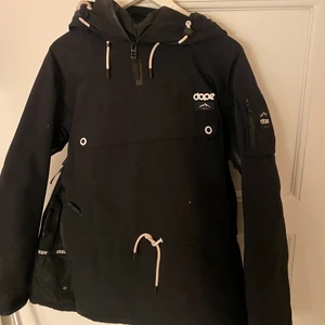 Dope jacka - En snowboardjacka från dope i utmärkt skick. Har använt den en säsong och har tyvärr blivit för liten. Inga defekter, som ny! Storlek M☺️ NYPRIS 1899kr