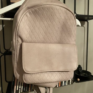 Ryggsäck i fejk skinn.  - En beige skinn ryggsäck snygg till både vardagen och fest. Man får plats med mycket i den och är bra som skolväska. 