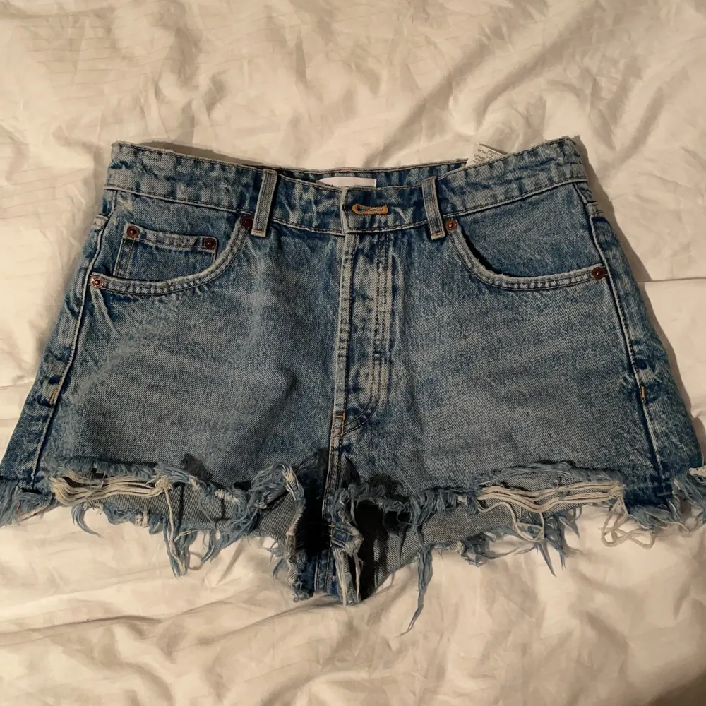 Säljer mina populära zara shorts i strl 38 🌟 de är i fint skick. . Shorts.