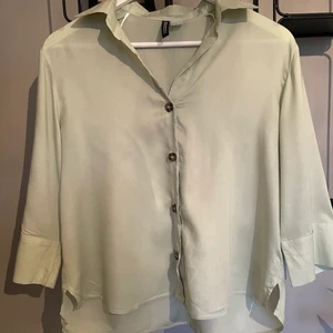 Trekvartsärmas tunn ljusgrön blus. - En tunn ljusgrön blus som passar bra till ett par jeans. Denna är från H&M storlek 36