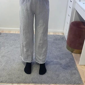 Bikbok mjukisbyxor - Säljer ett par gråa mjukisbyxor från BIKBOK. Storlek XS och sitter bra. Jag är 1,64 cm och dom är ganska korta eftersom jag klippte av dom hemma, dom slutar där fötterna börjar. Använda ett fåtal gånger och i väldigt bra skick. 