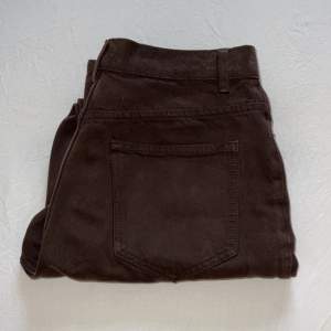 Mörkbruna byxor / jeans från Zara! Knappt använda. Högmidjade! Inga bud, säljer till första som matchar pris! ❤️❤️