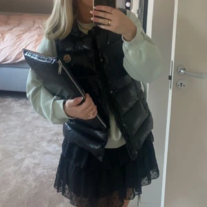Monclerväst - Intressekoll på min monclerväst💕💕Den är i bra skick och självklart äkta. Skriv privat vid frågor eller om ni vill ha fler bilder💕 nypris ca 5000kr.
